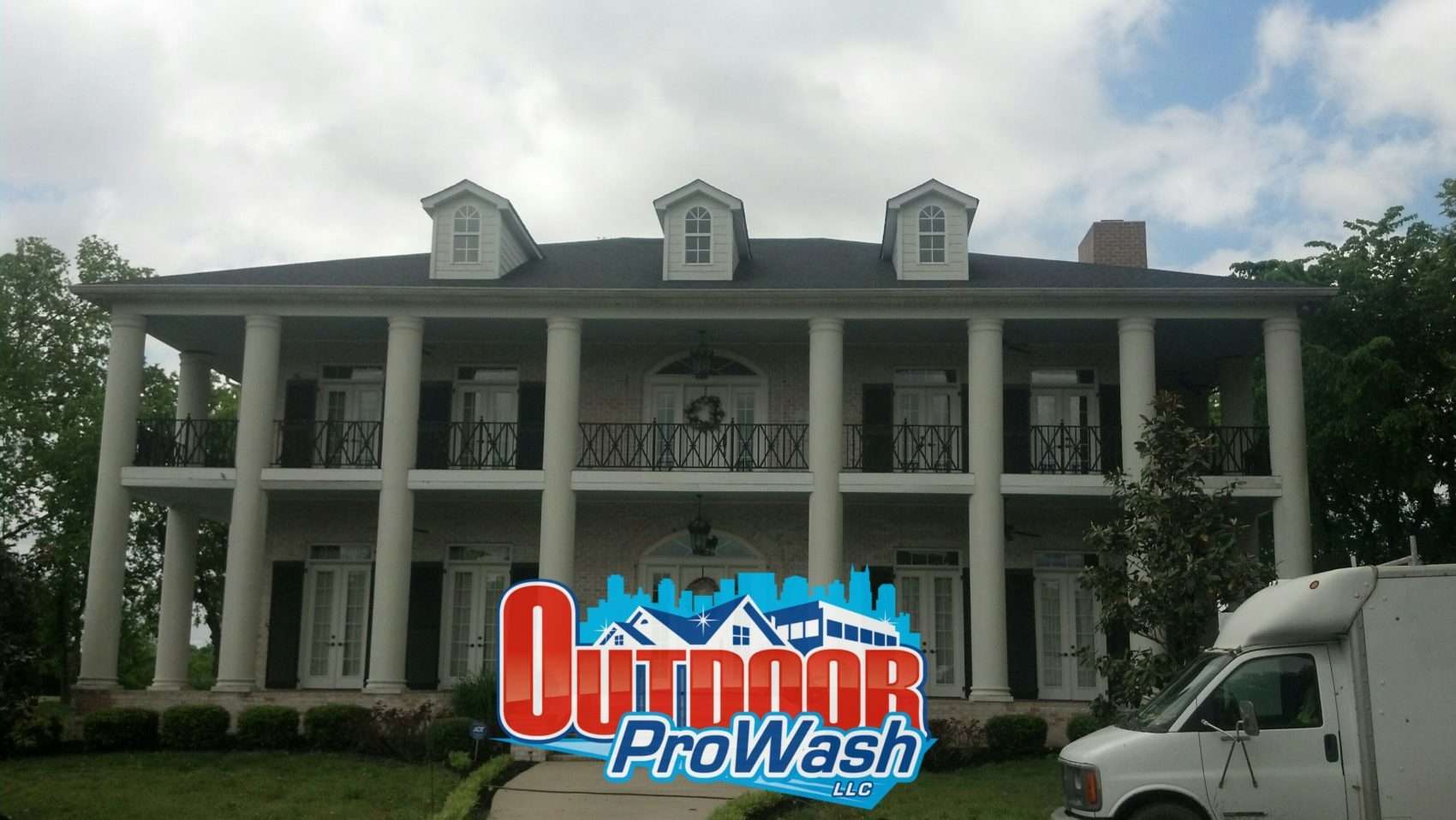 Large white house, Outdoor ProWash cleaning.